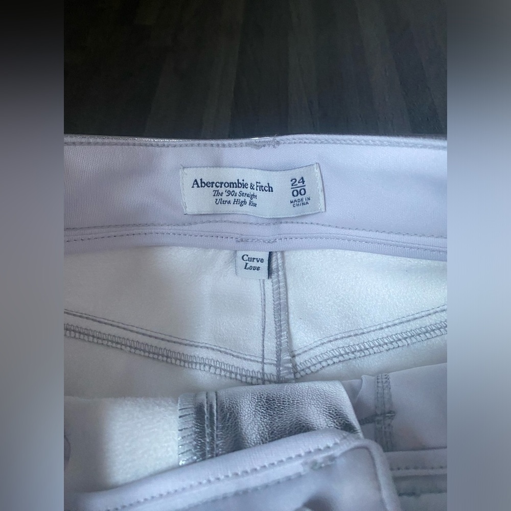 ๐ท๏ธ ๐๏ธ NWOT Abercrombie Silver Curve Love Vegan Leather 90โs Straight Pant ๐ท๏ธ ๐๏ธ - Picture 11 of 14